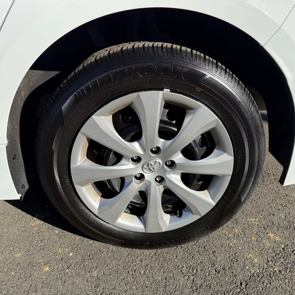 Used 2025 Toyota Corolla LE image 29