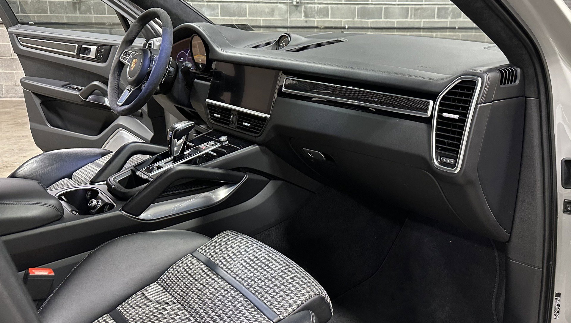 Used 2021 Porsche Cayenne Turbo S image 24