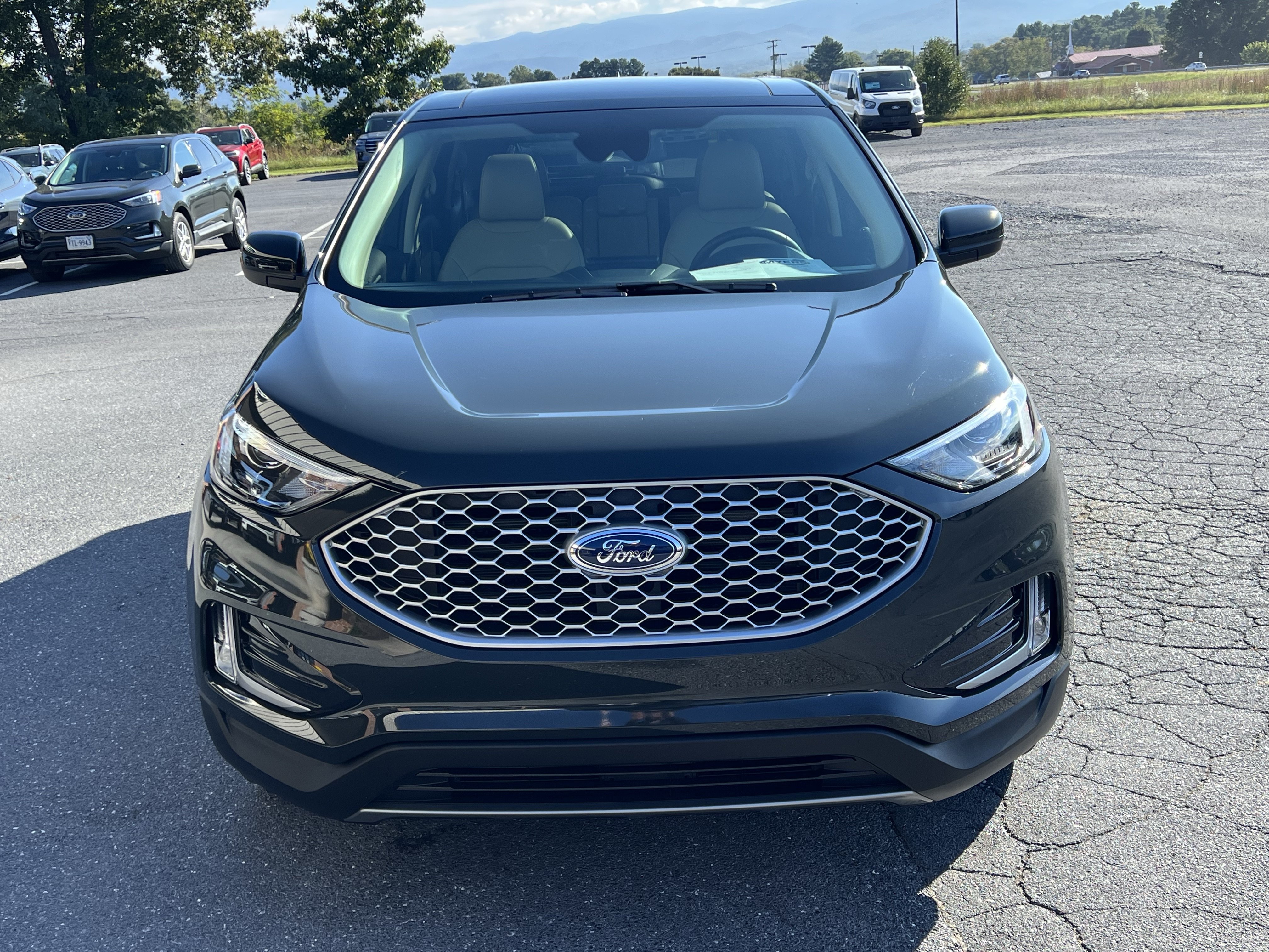 Used 2024 Ford Edge SEL w/ Convenience Package AWD/4WD image 3