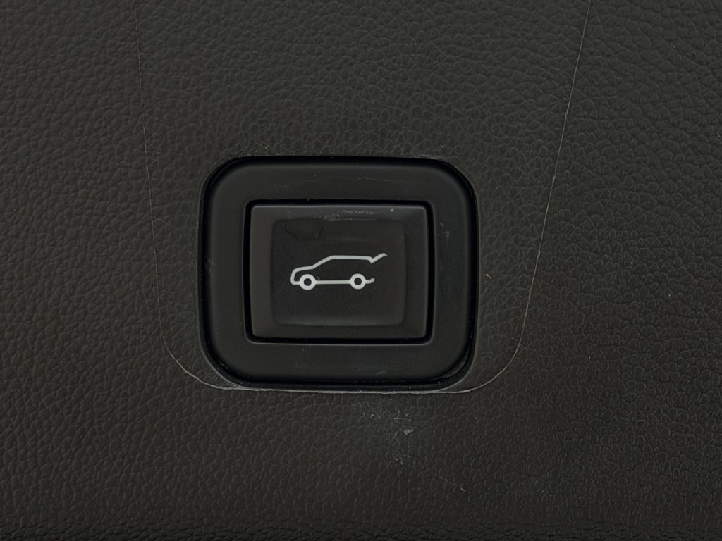 Used 2023 Chevrolet Traverse RS w/ LPO, Floor Liner Package FWD image 29