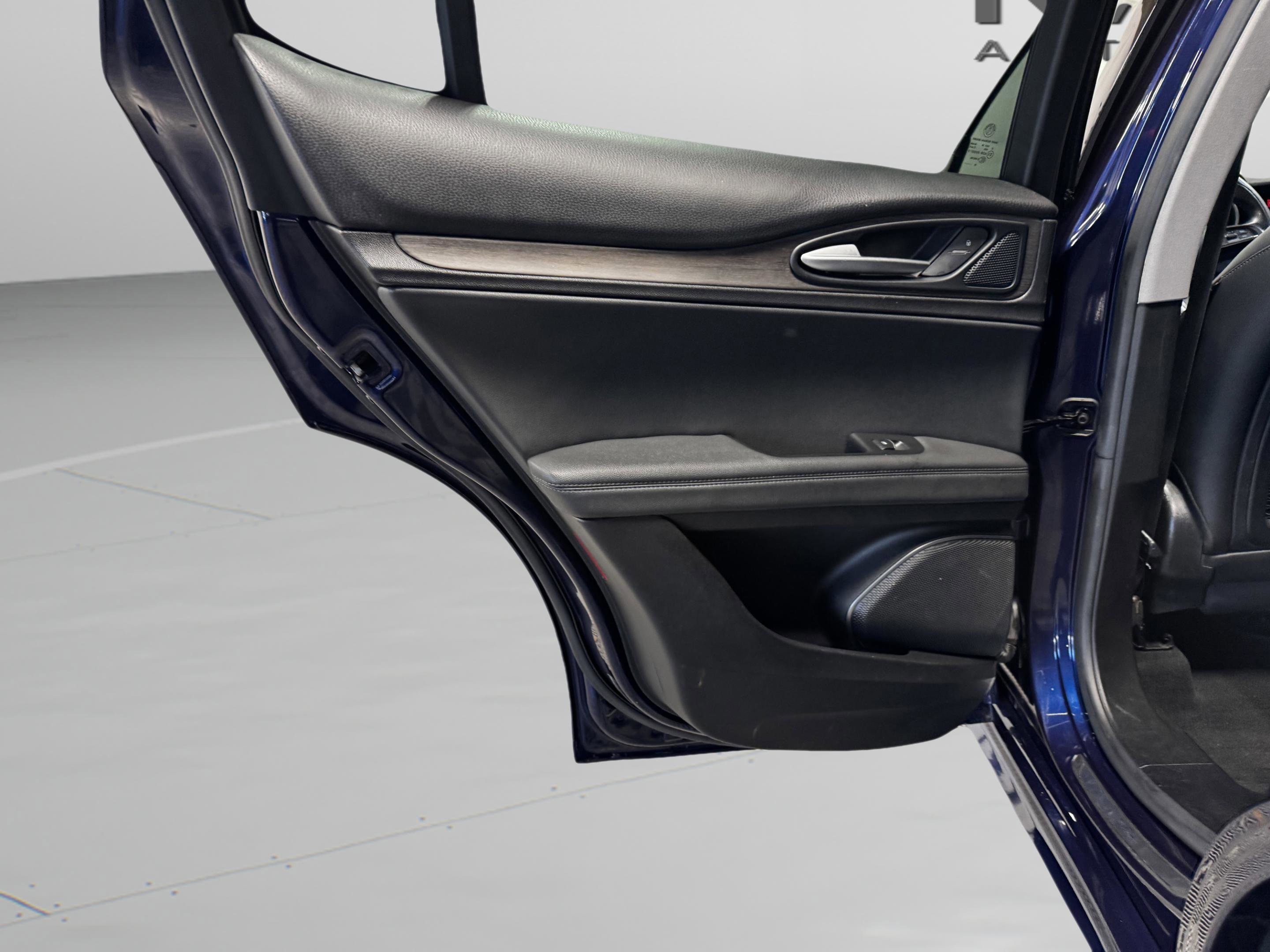 Used 2020 Alfa Romeo Stelvio Ti w/ Nero Edizione image 14