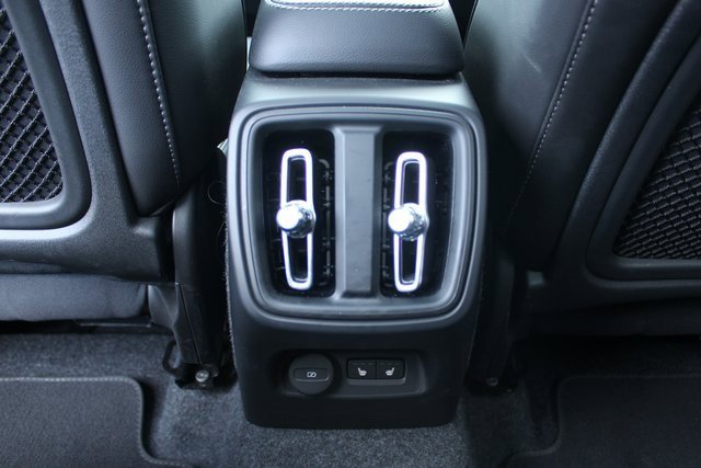 Used 2025 Volvo XC40 B5 Plus image 37