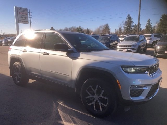 Used 2025 Jeep Grand Cherokee Limited w/ Luxury Tech Group II image 2