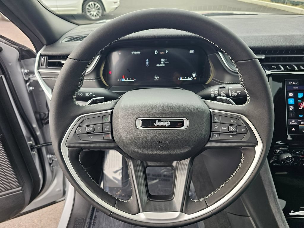 New 2025 Jeep Grand Cherokee Laredo X w/ Luxury Tech Group I AWD/4WD image 17
