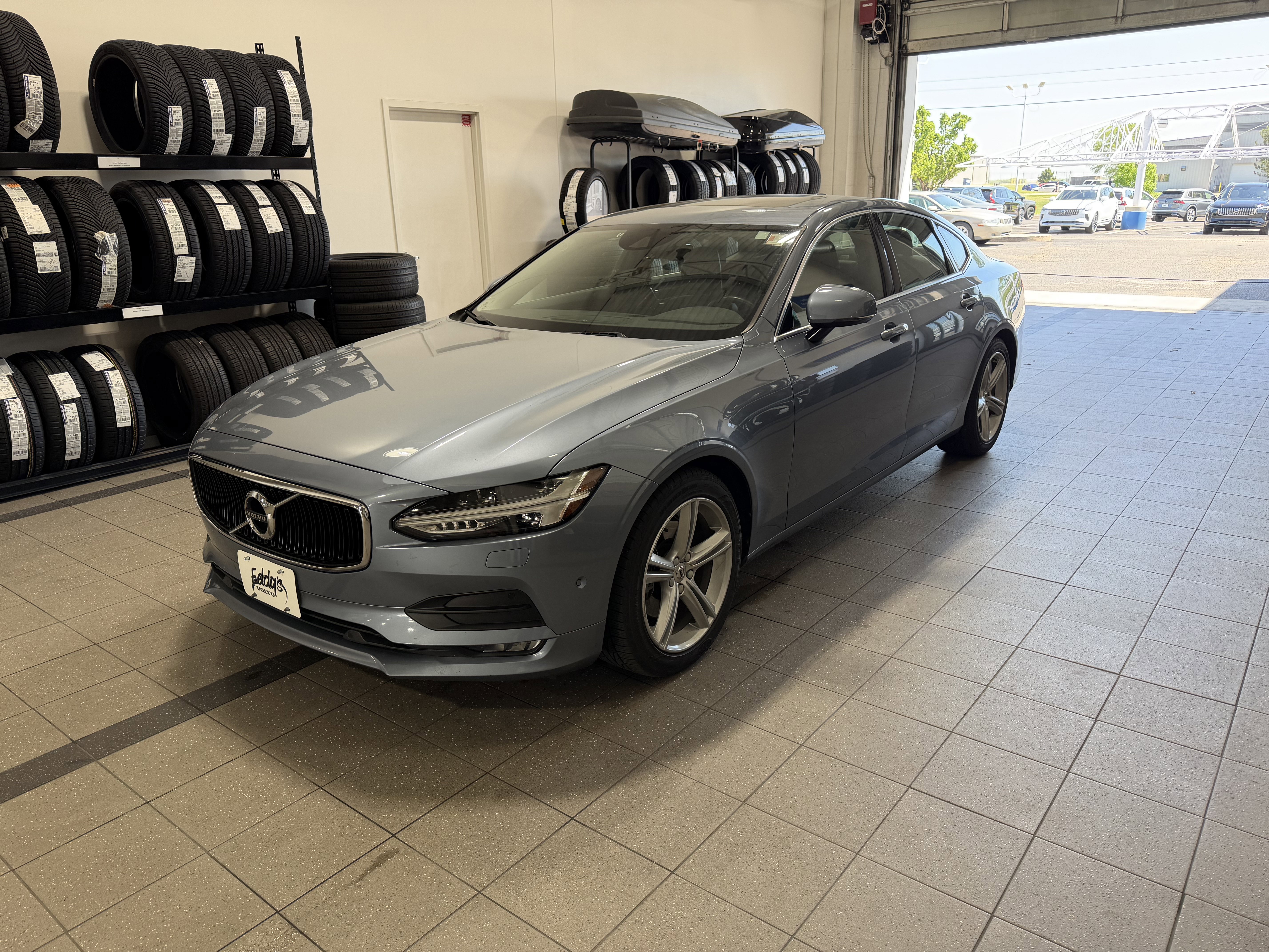 Used 2017 Volvo S90 T5 Momentum w/ Convenience Package FWD image 4