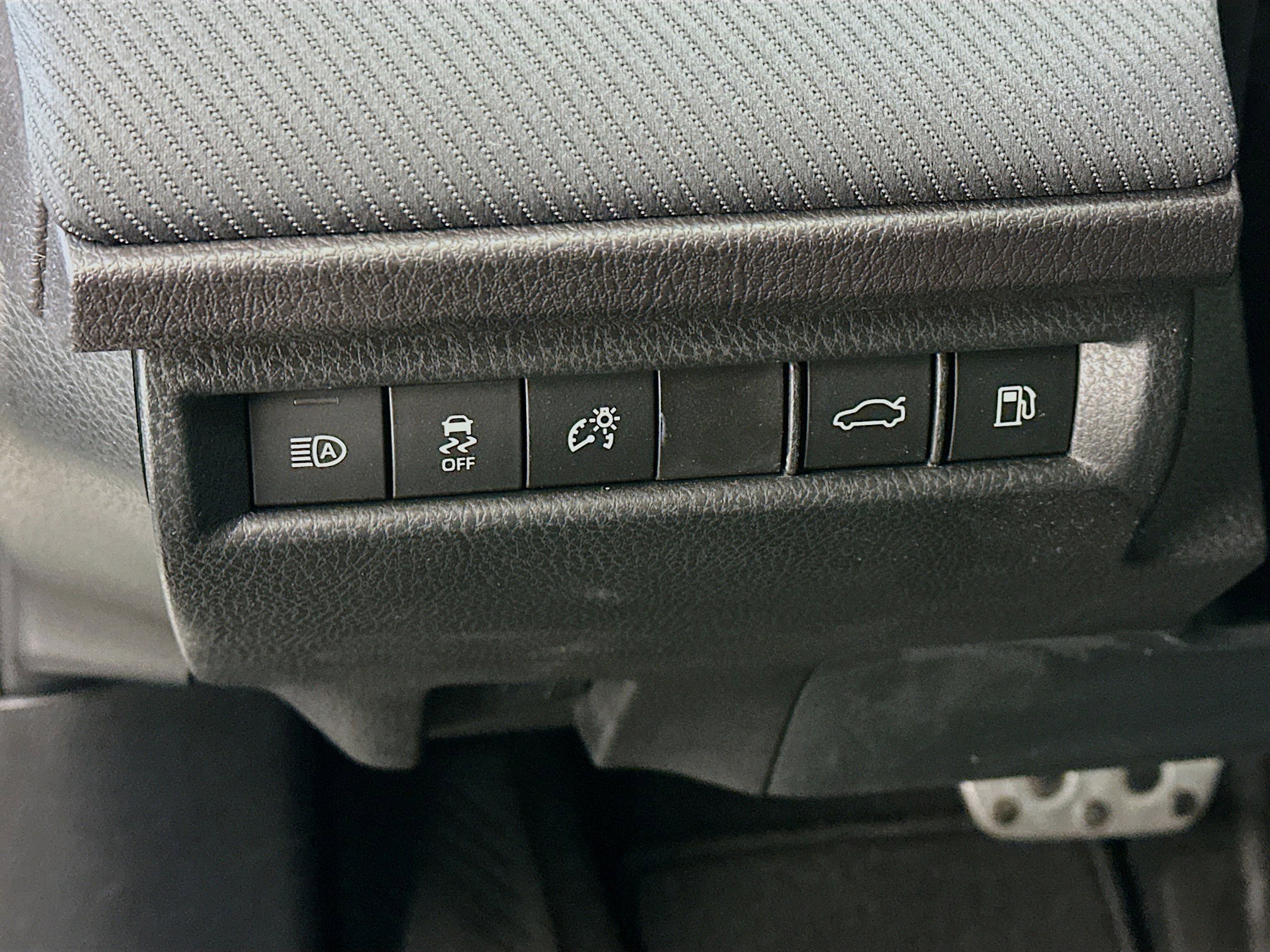 Used 2025 Toyota Camry SE w/ Multimedia Upgrade Package image 17