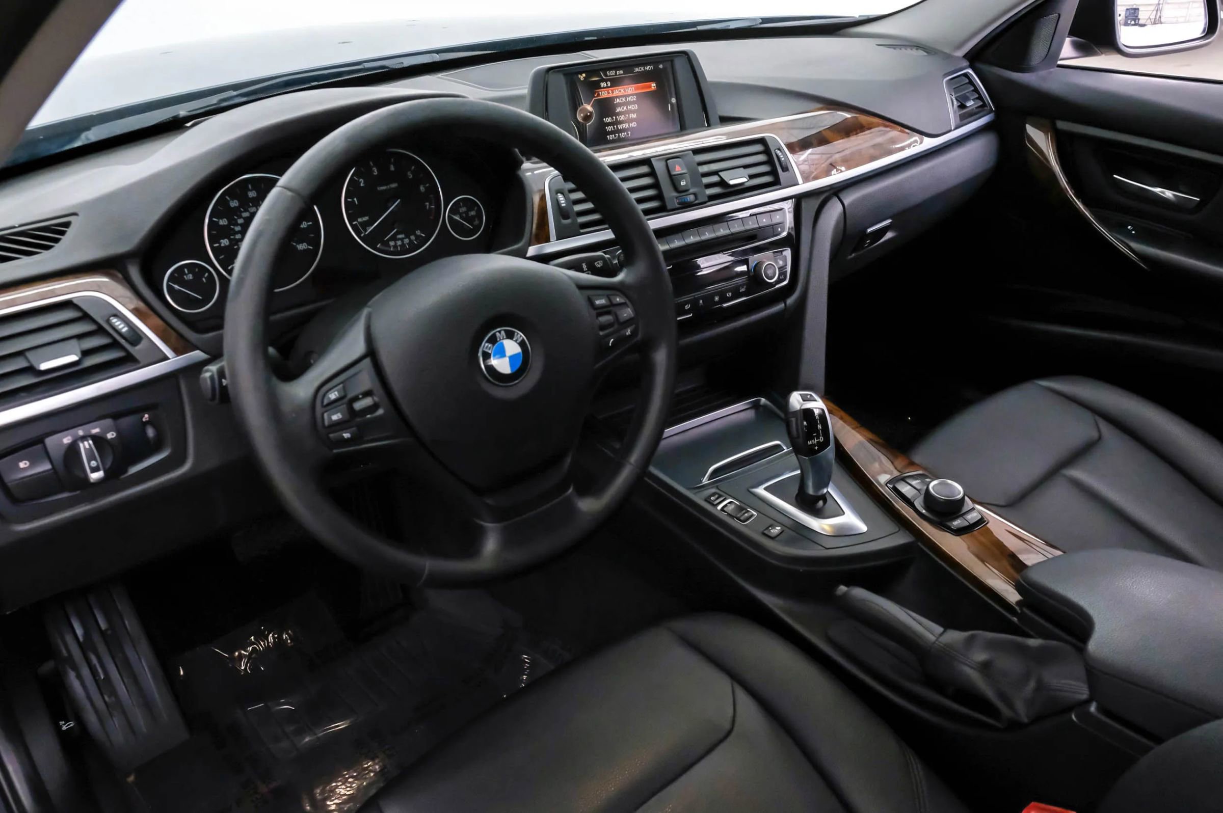 Used 2016 BMW 320i xDrive Sedan AWD/4WD image 2