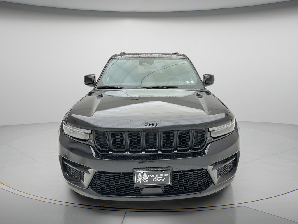 Used 2025 Jeep Grand Cherokee Altitude AWD/4WD image 5