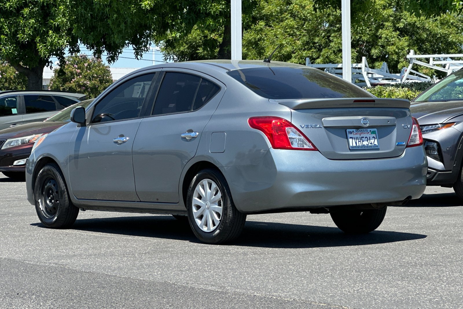 Used 2014 Nissan Versa SV FWD image 6