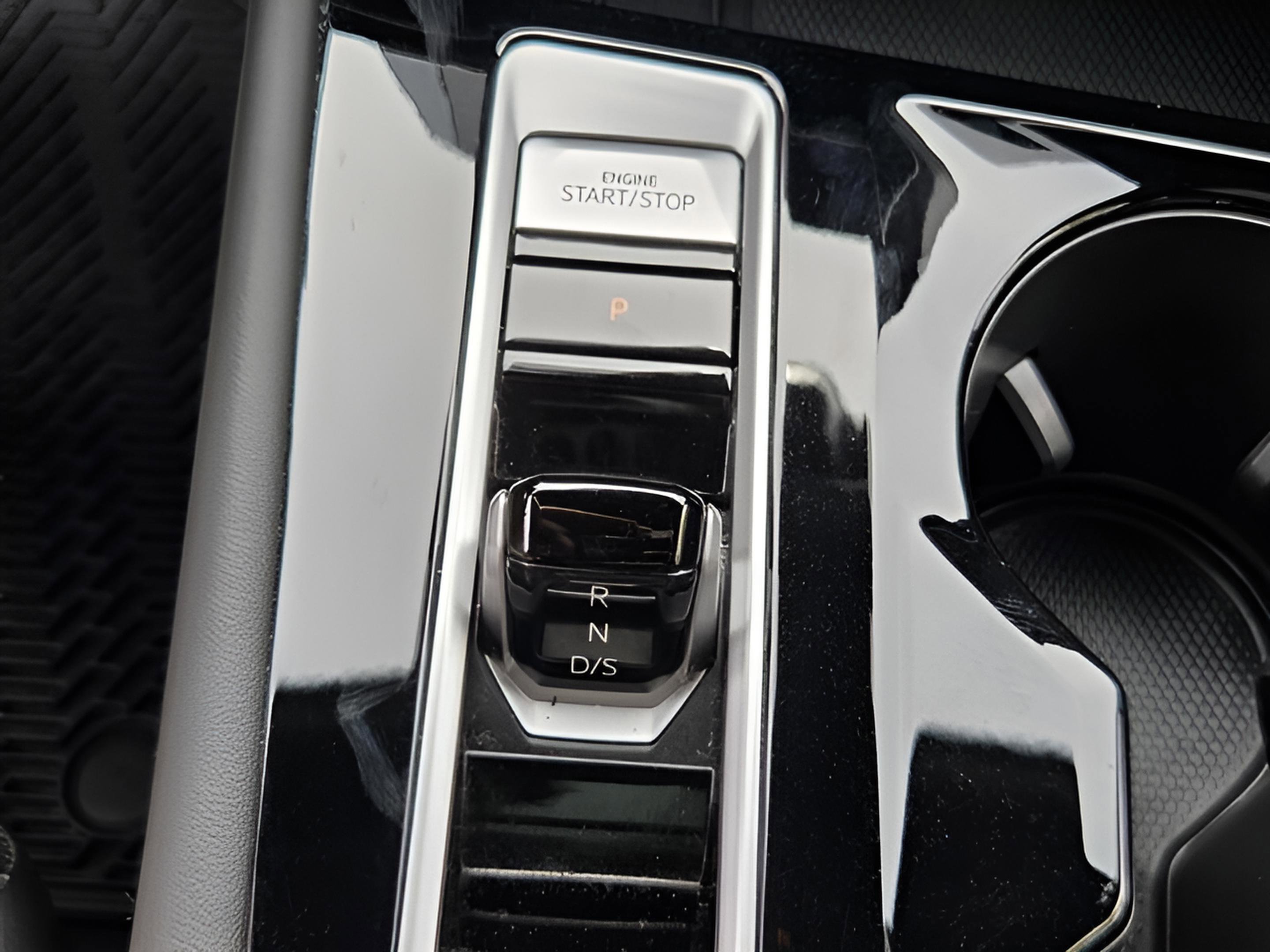 Certified 2025 Volkswagen Atlas Cross Sport SEL Premium R-Line image 16