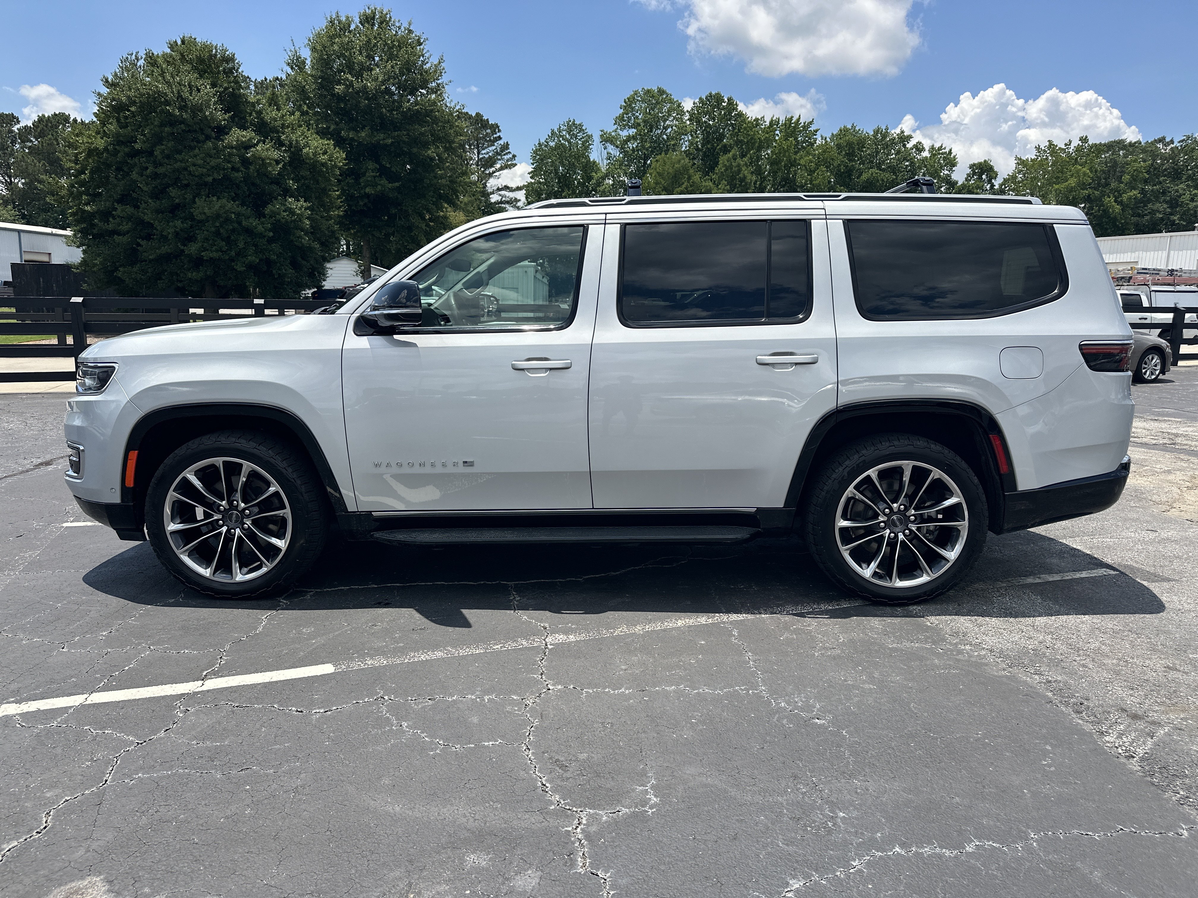 Used 2023 Jeep Wagoneer Series II w/ Premium Group I AWD/4WD image 5