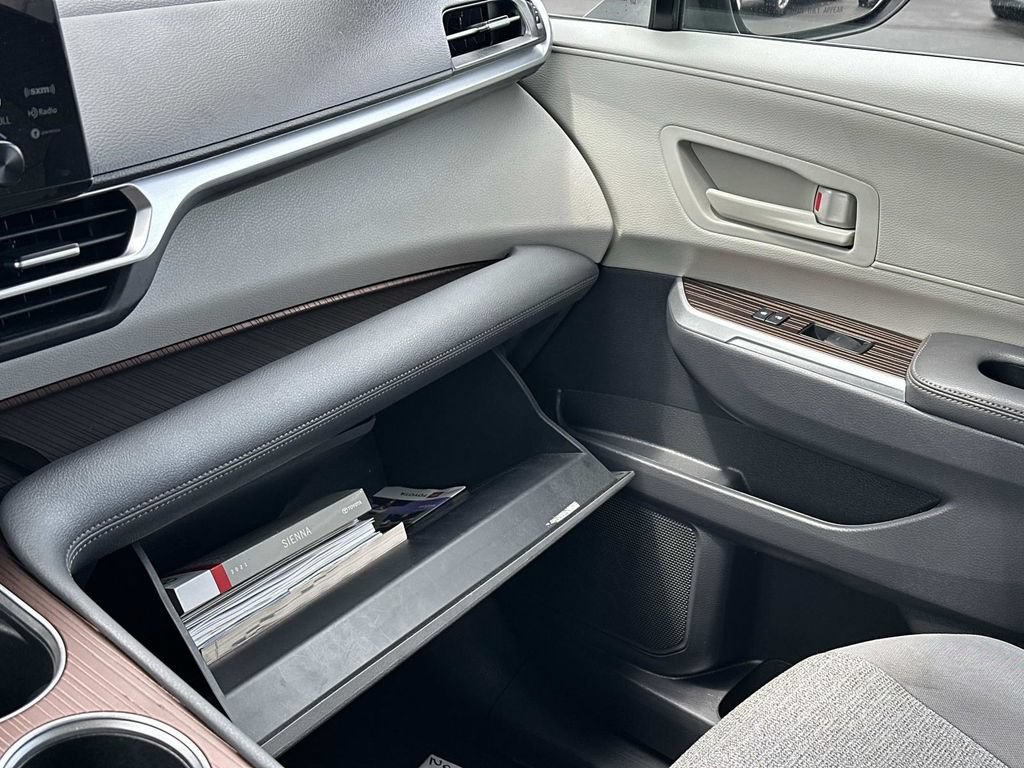 Used 2021 Toyota Sienna LE FWD image 33
