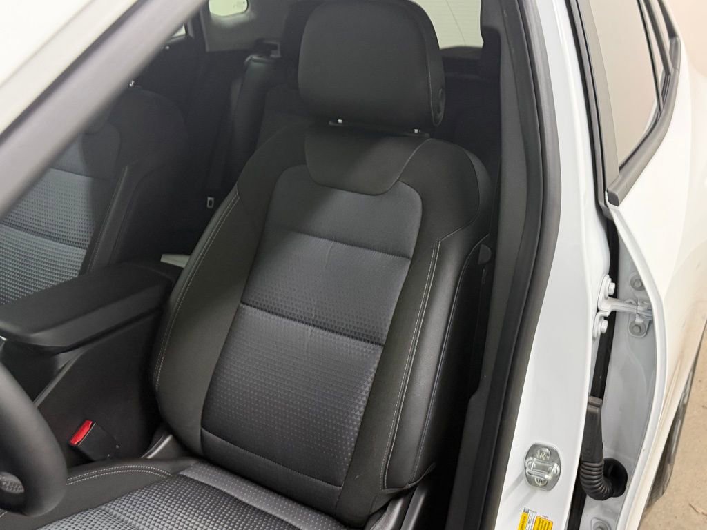 Certified 2025 Chevrolet Trax LT w/ LT Convenience Package image 38