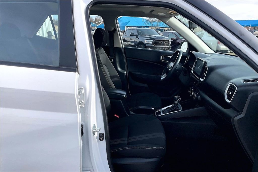Used 2025 Hyundai Venue SEL image 7