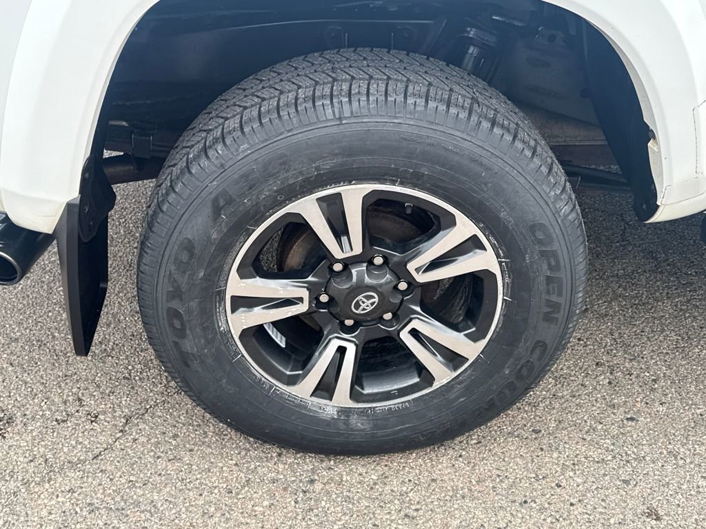 Used 2018 Toyota Tacoma TRD Sport w/ Technology Package image 38