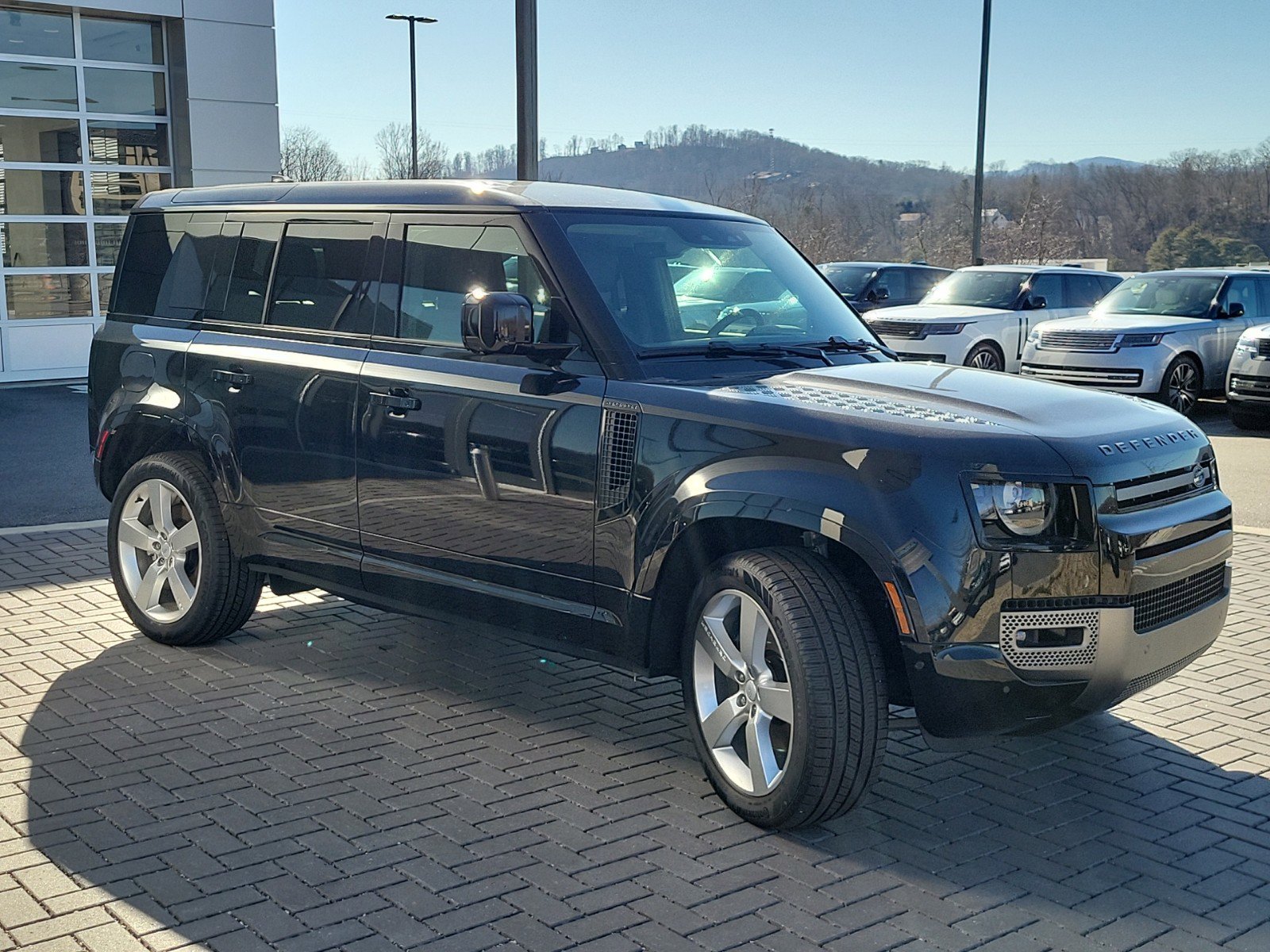 Used 2025 Land Rover Defender 110 X-Dynamic SE AWD/4WD image 3