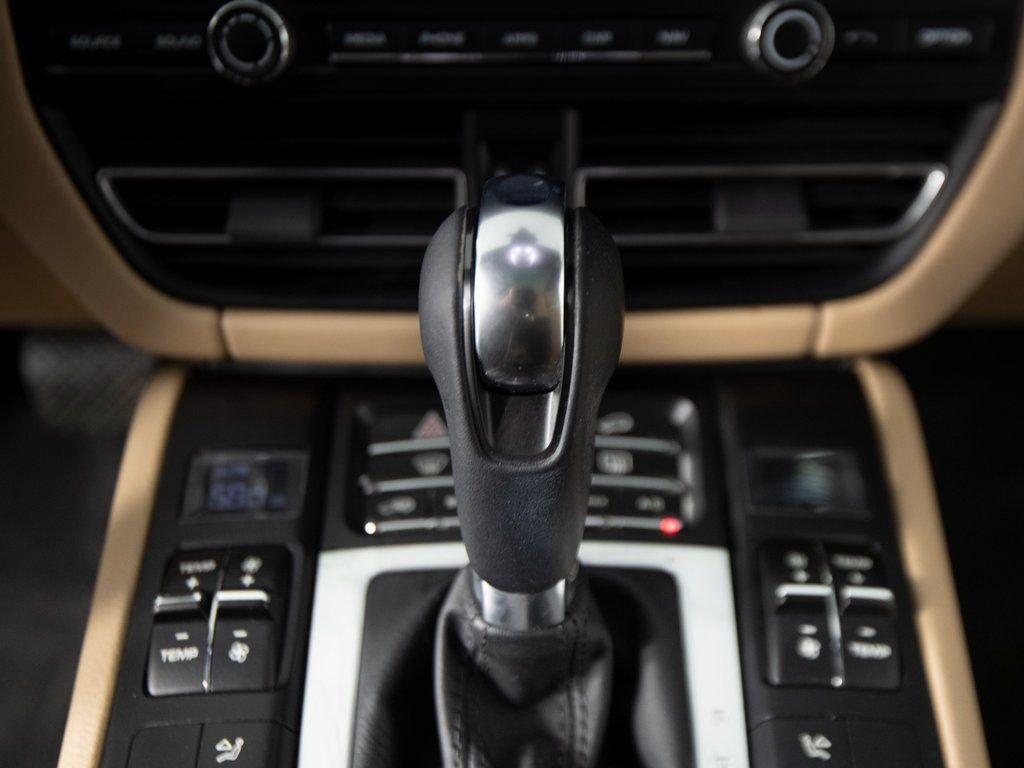 Certified 2021 Porsche Macan AWD/4WD image 24