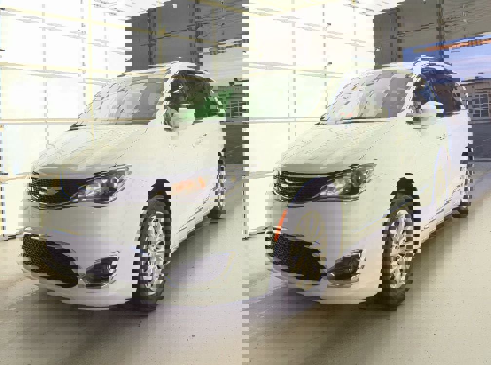 Used 2018 Chrysler Pacifica Touring-L image 2