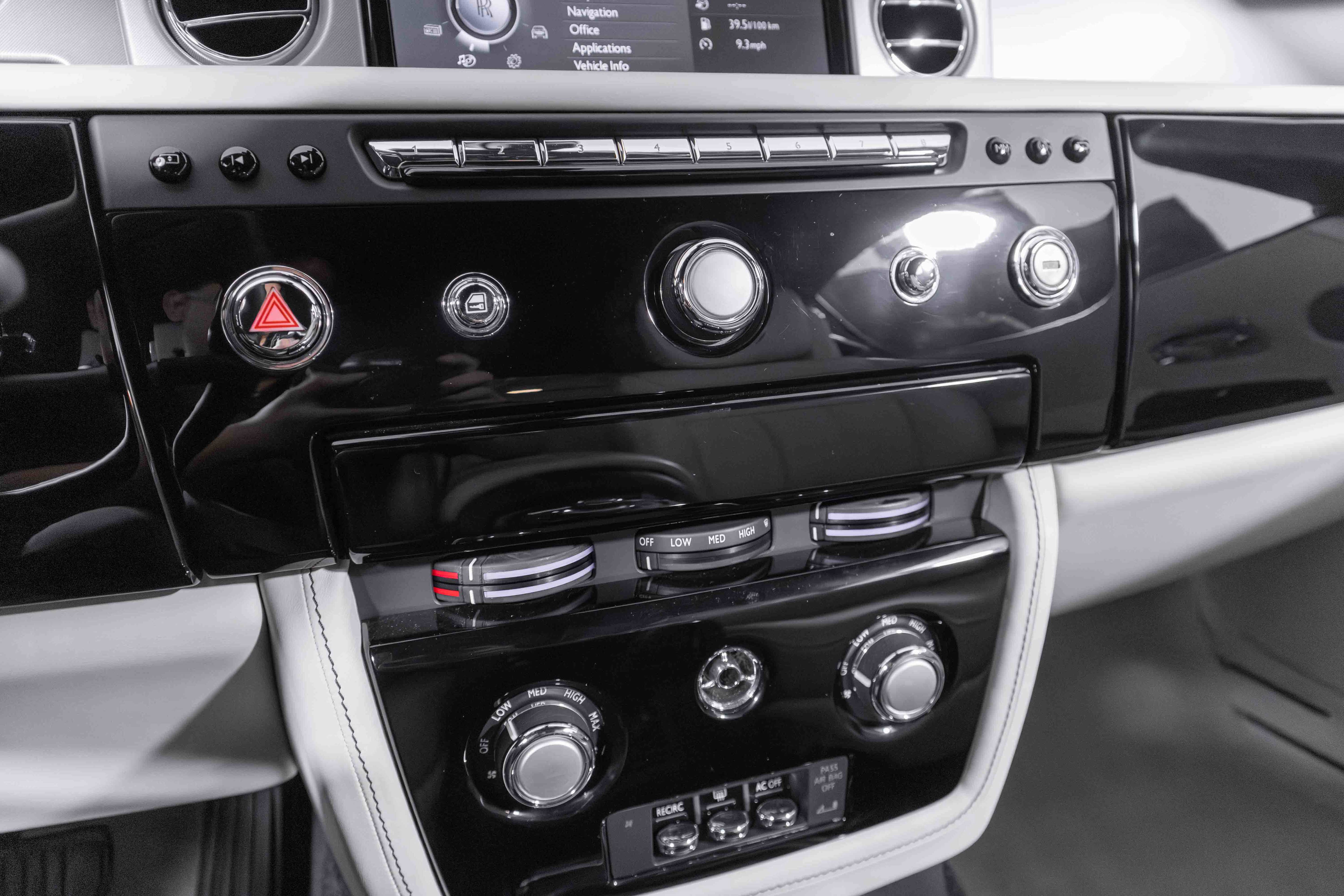 Used 2013 Rolls-Royce Phantom Drophead Coupe image 28