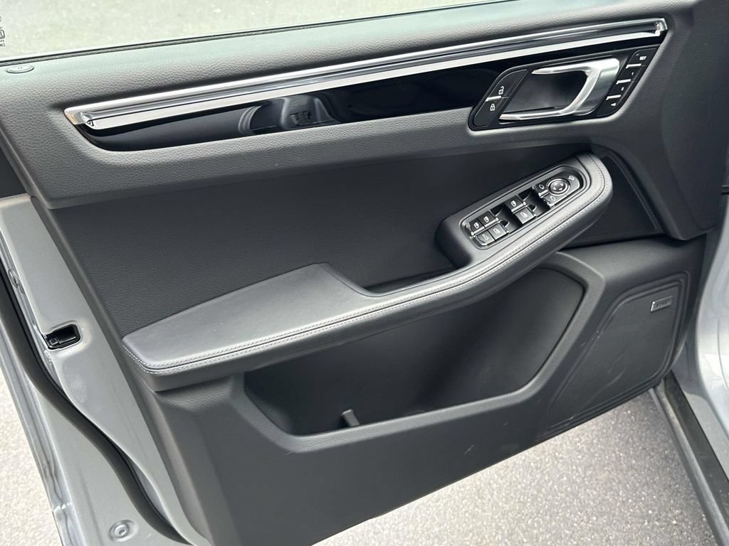 Certified 2026 Porsche Macan AWD/4WD image 18