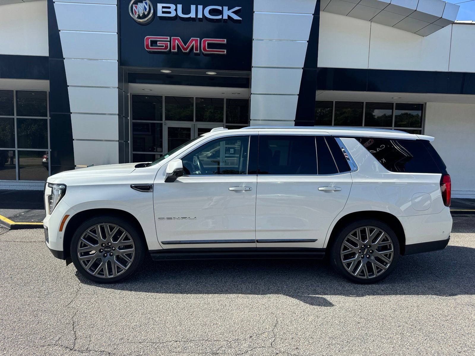 Certified 2025 GMC Yukon Denali Ultimate AWD/4WD image 3