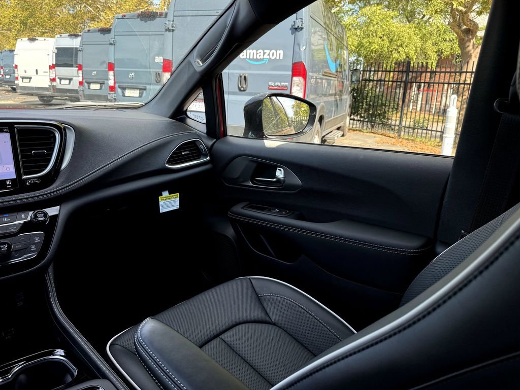 New 2026 Chrysler Pacifica Limited w/ Uconnect Theater Family Group image 31