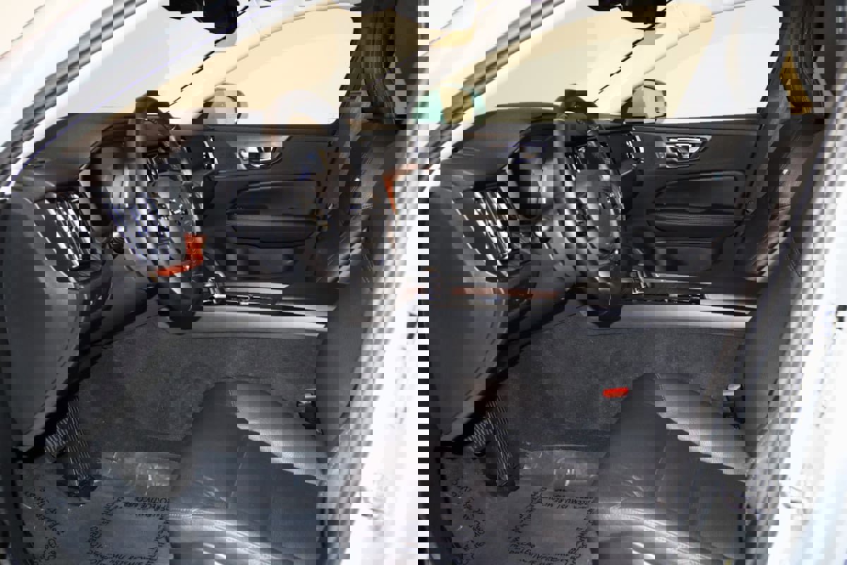 Used 2025 Volvo V60 B5 Cross Country Plus image 30