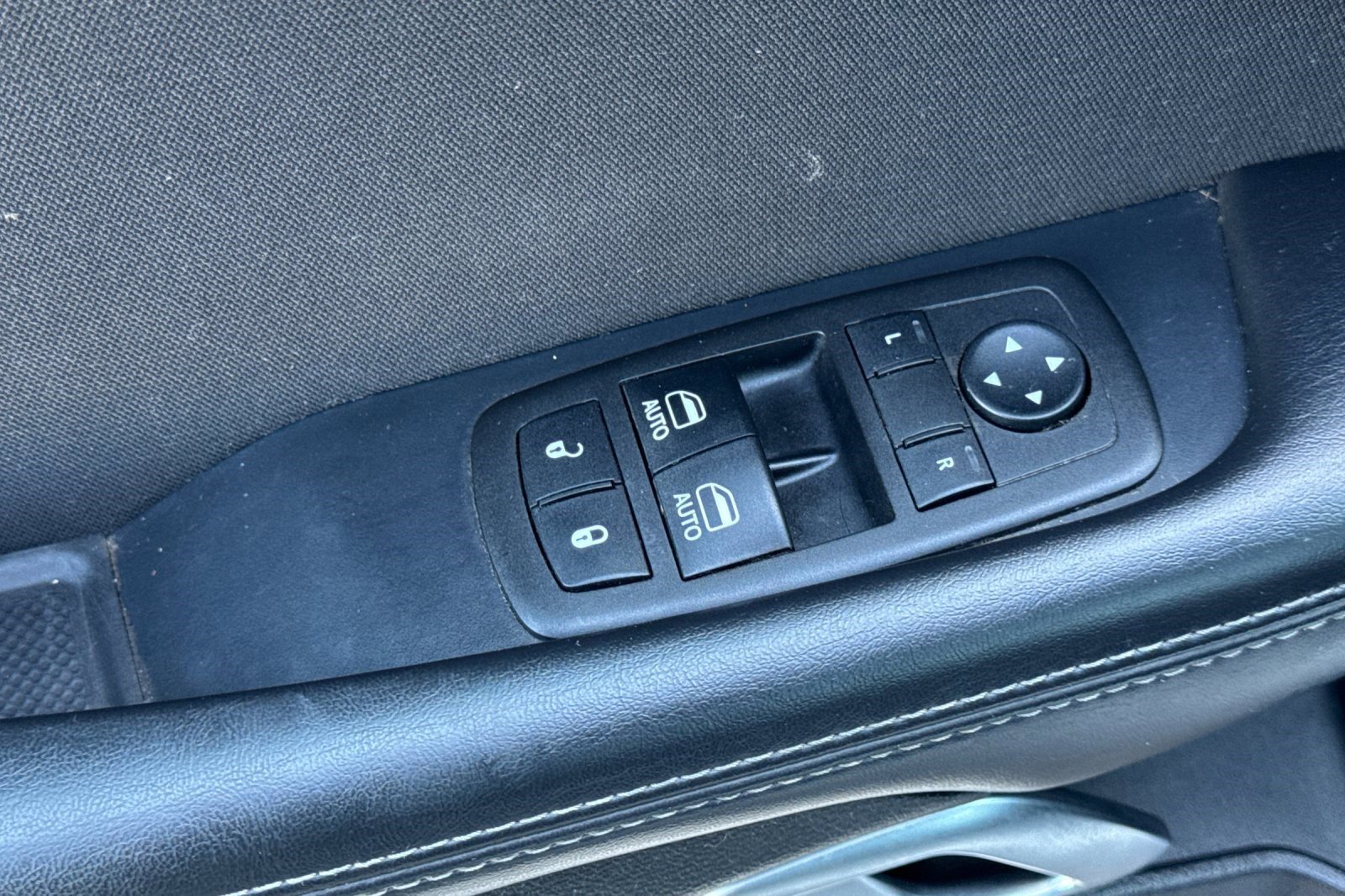 Used 2015 Dodge Challenger SXT image 12