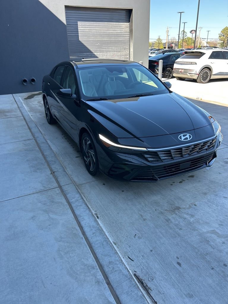 Certified 2025 Hyundai Elantra Limited image 3