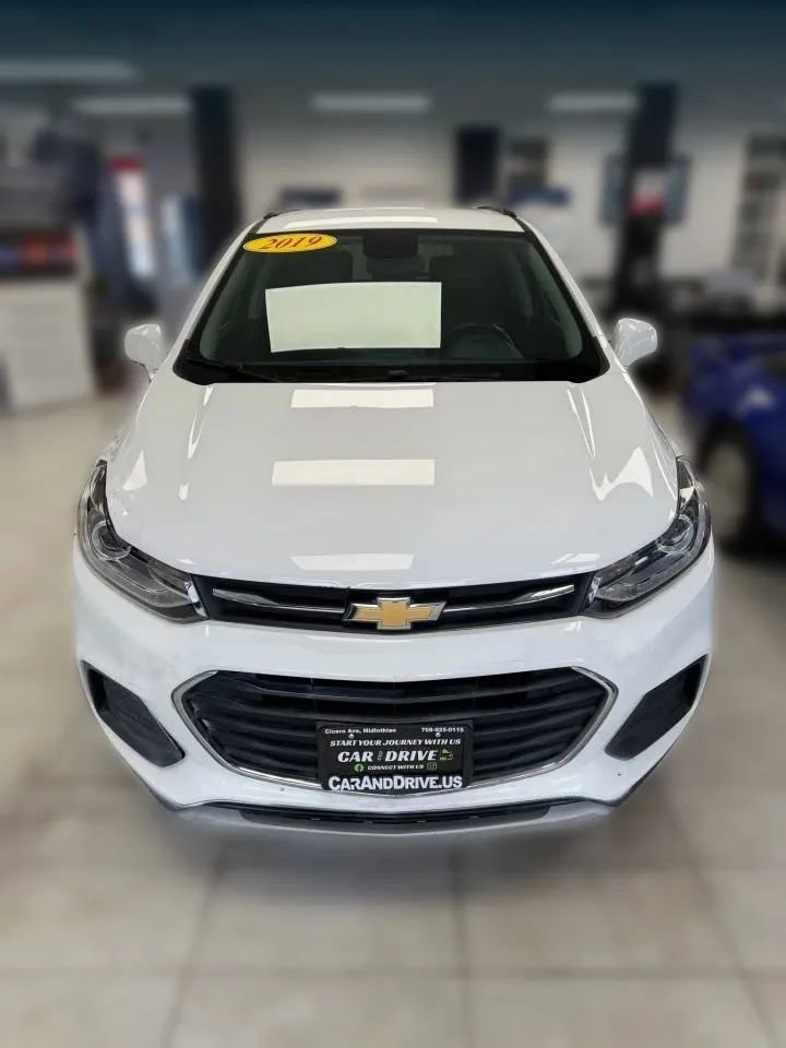 Used 2019 Chevrolet Trax LT w/ LT Convenience Package FWD image 2