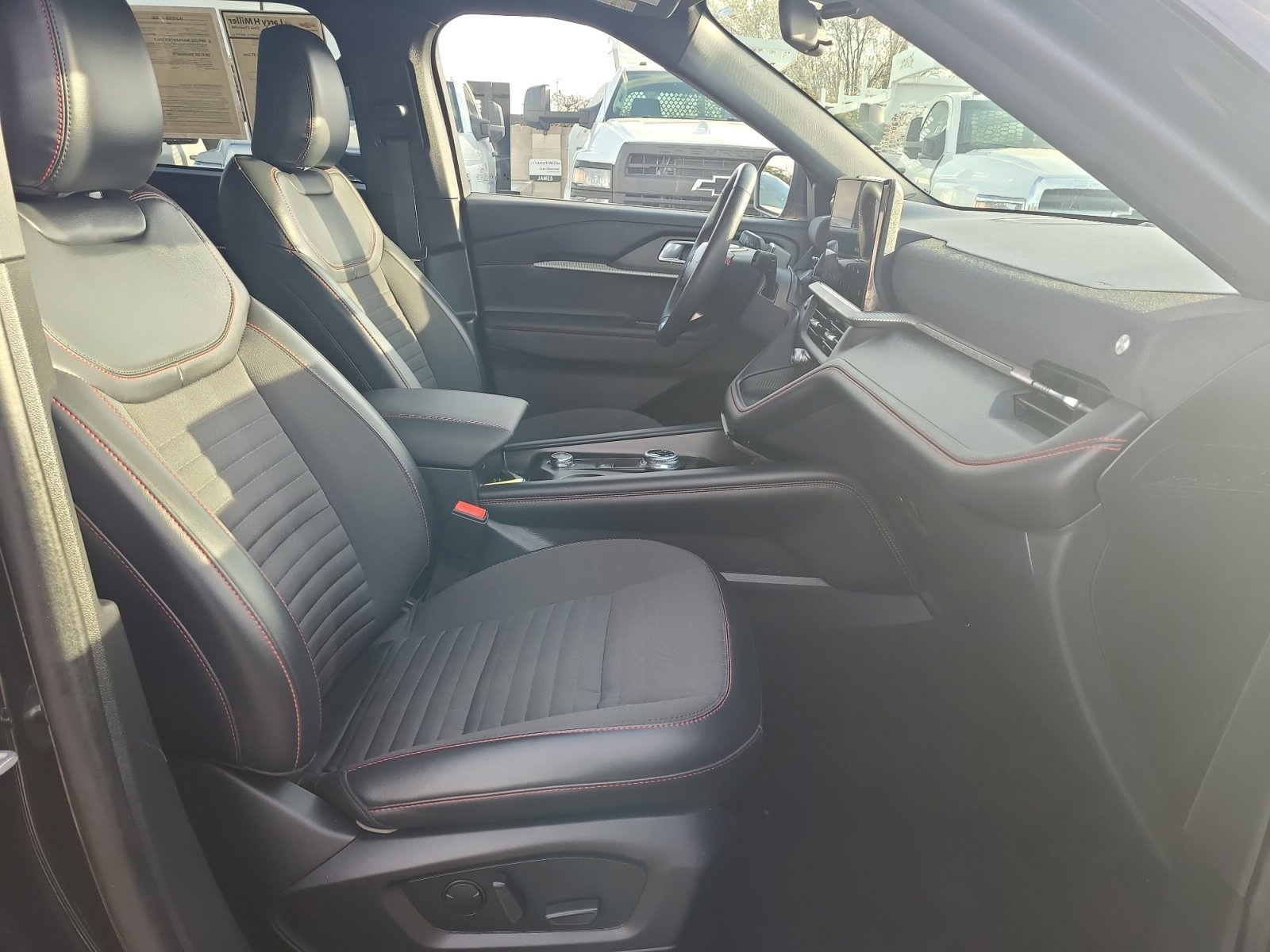 Used 2025 Ford Explorer ST-Line w/ ST-Line Street Pack image 29