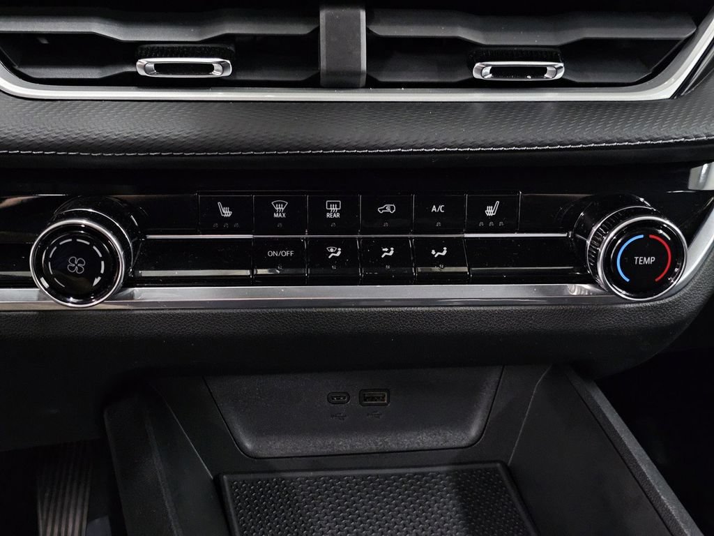 Used 2025 Chevrolet Equinox LT w/ Safety and Technology Package FWD image 18