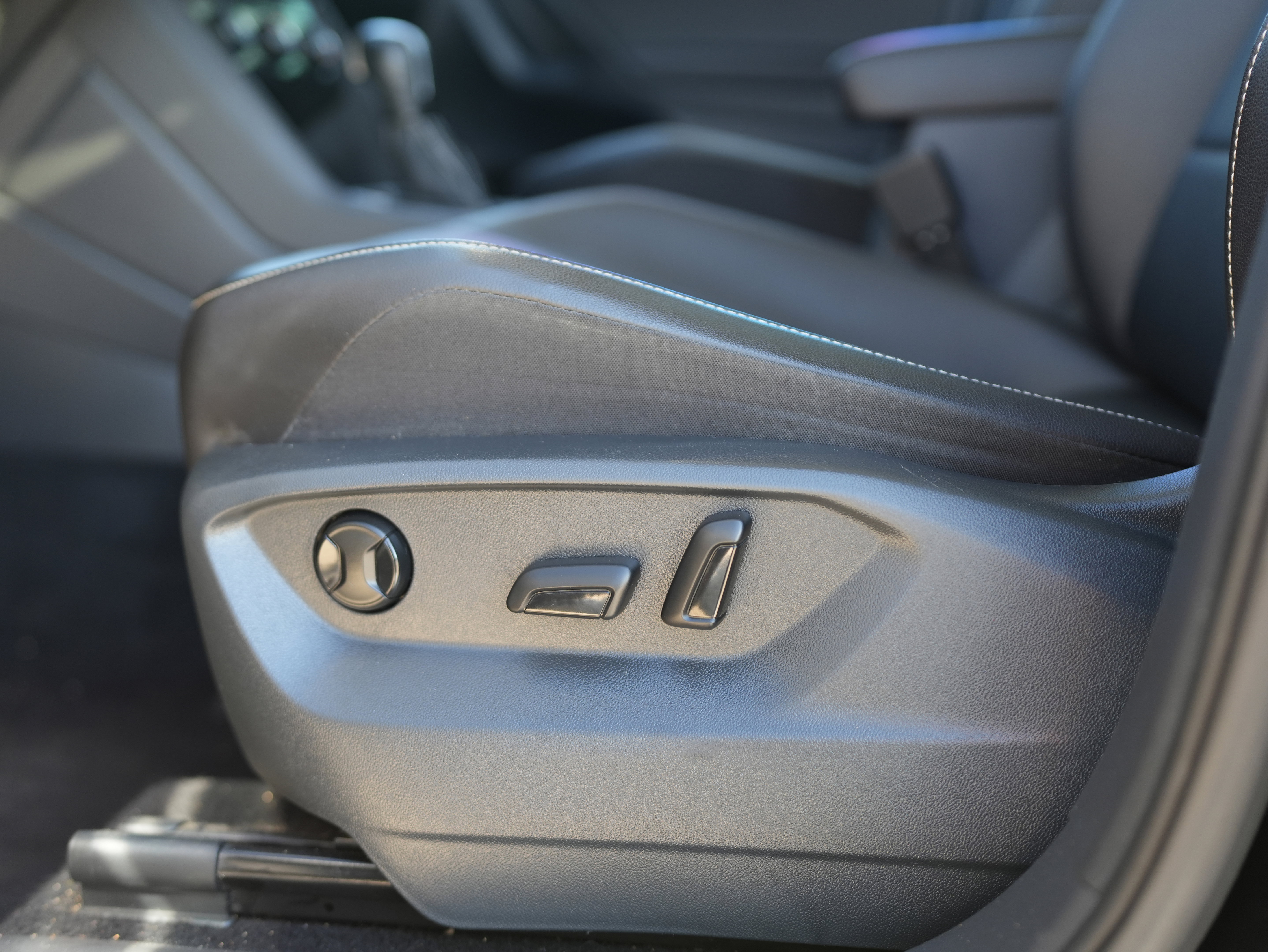 Used 2021 Volkswagen Tiguan SE w/ Panoramic Sunroof Package image 28