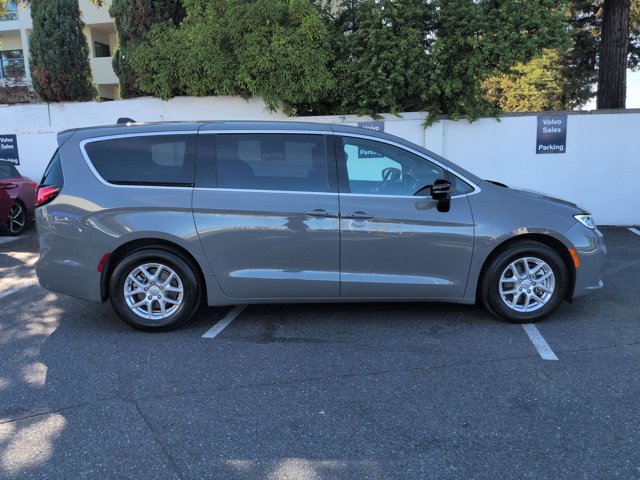 Used 2025 Chrysler Pacifica Select image 4