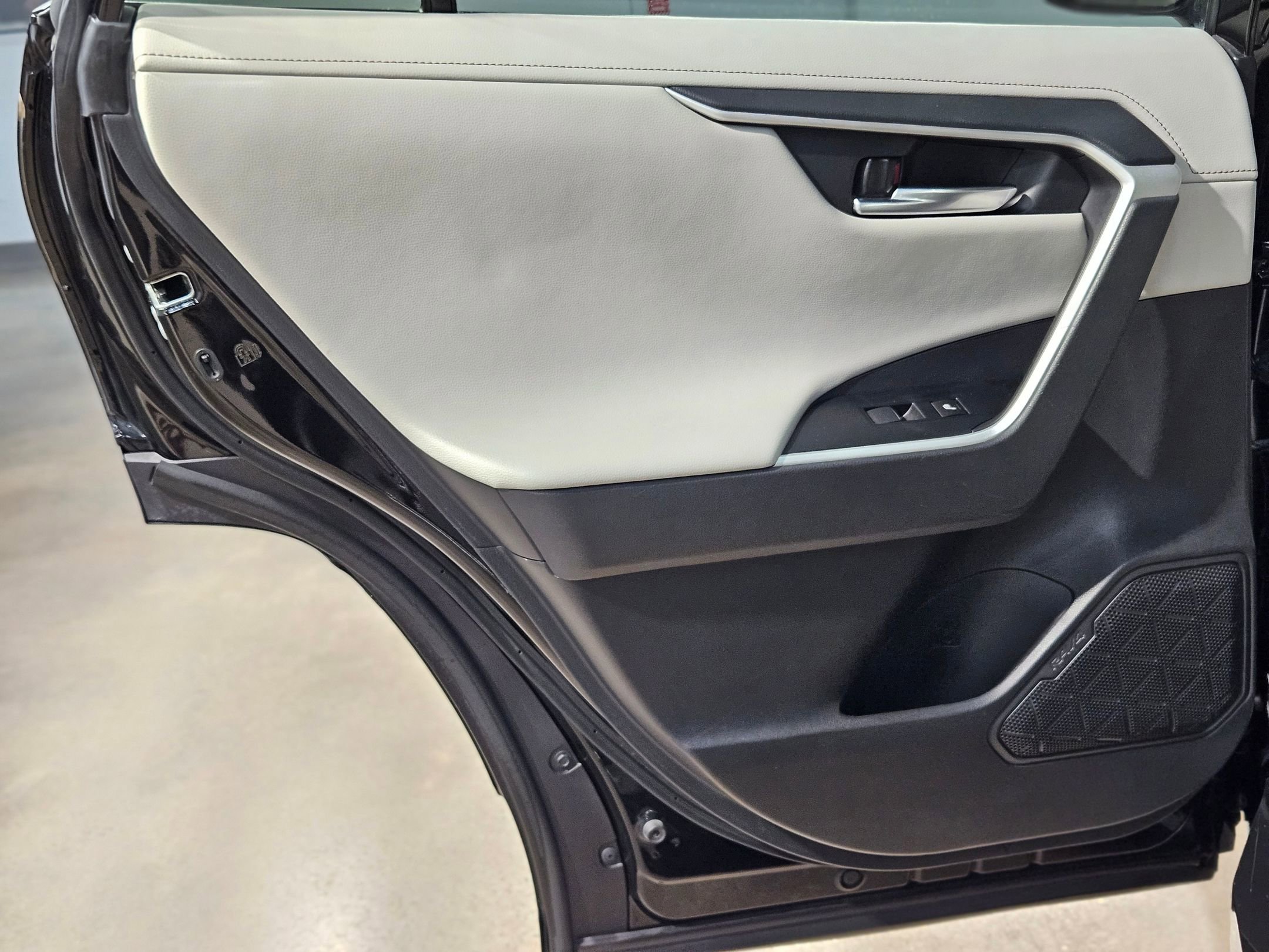 Used 2020 Toyota RAV4 Limited image 36