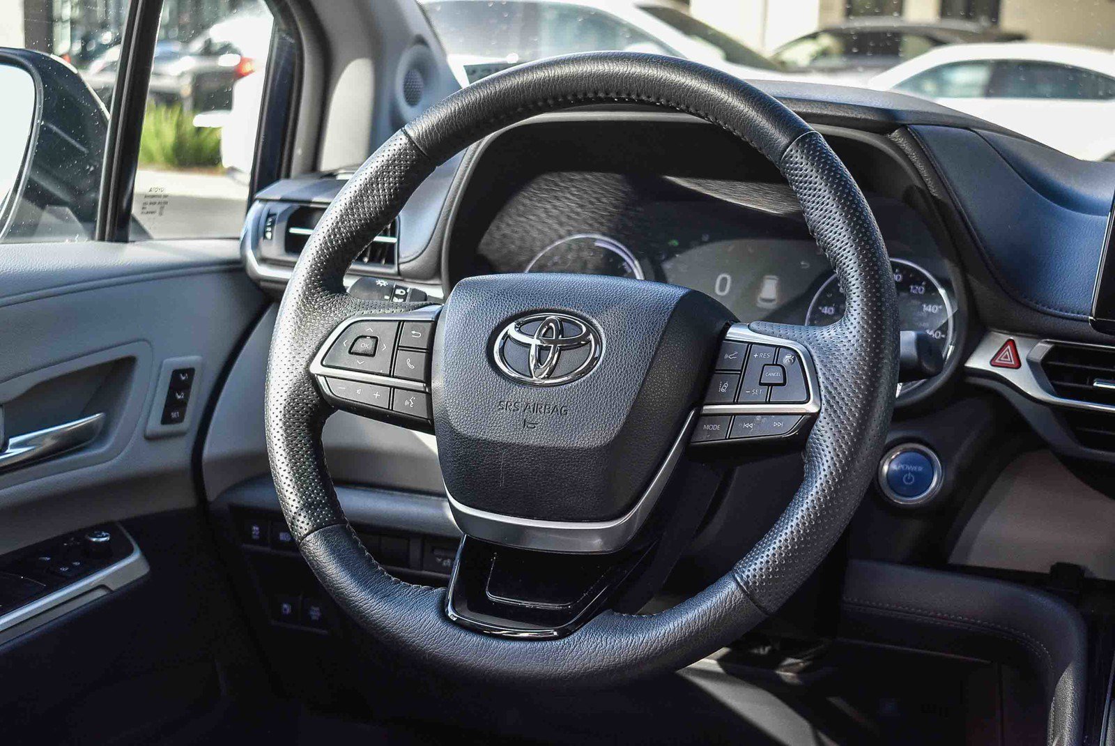 Used 2023 Toyota Sienna Limited image 13