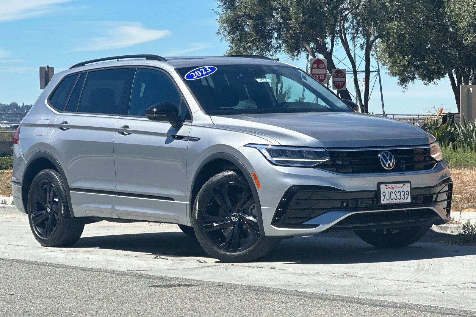 Used 2023 Volkswagen Tiguan SE R-Line AWD/4WD image 2