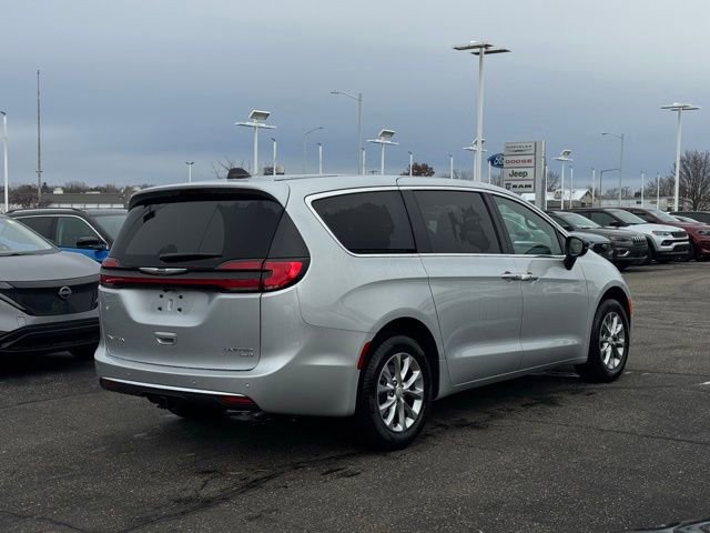 New 2026 Chrysler Pacifica Limited w/ Uconnect Theater Family Group image 5