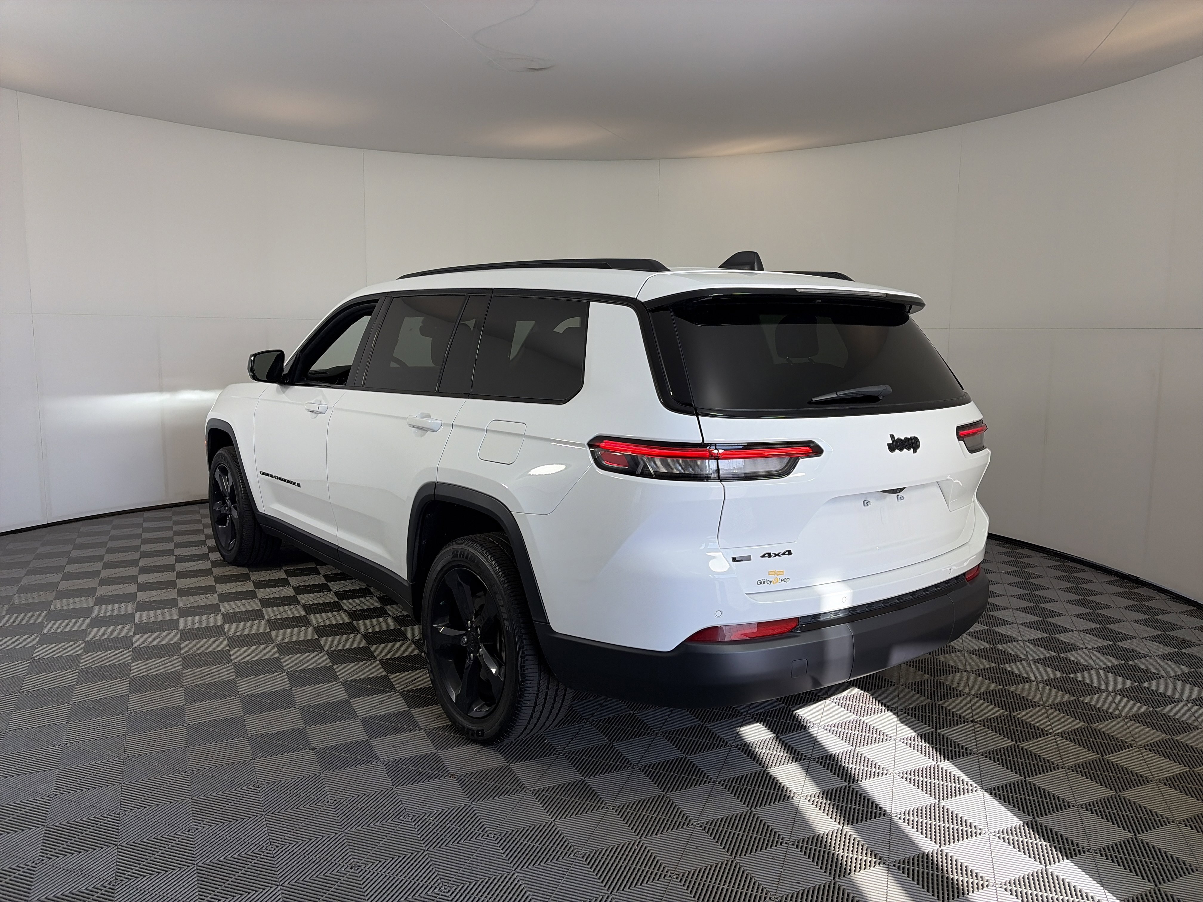 Used 2023 Jeep Grand Cherokee L Laredo image 9