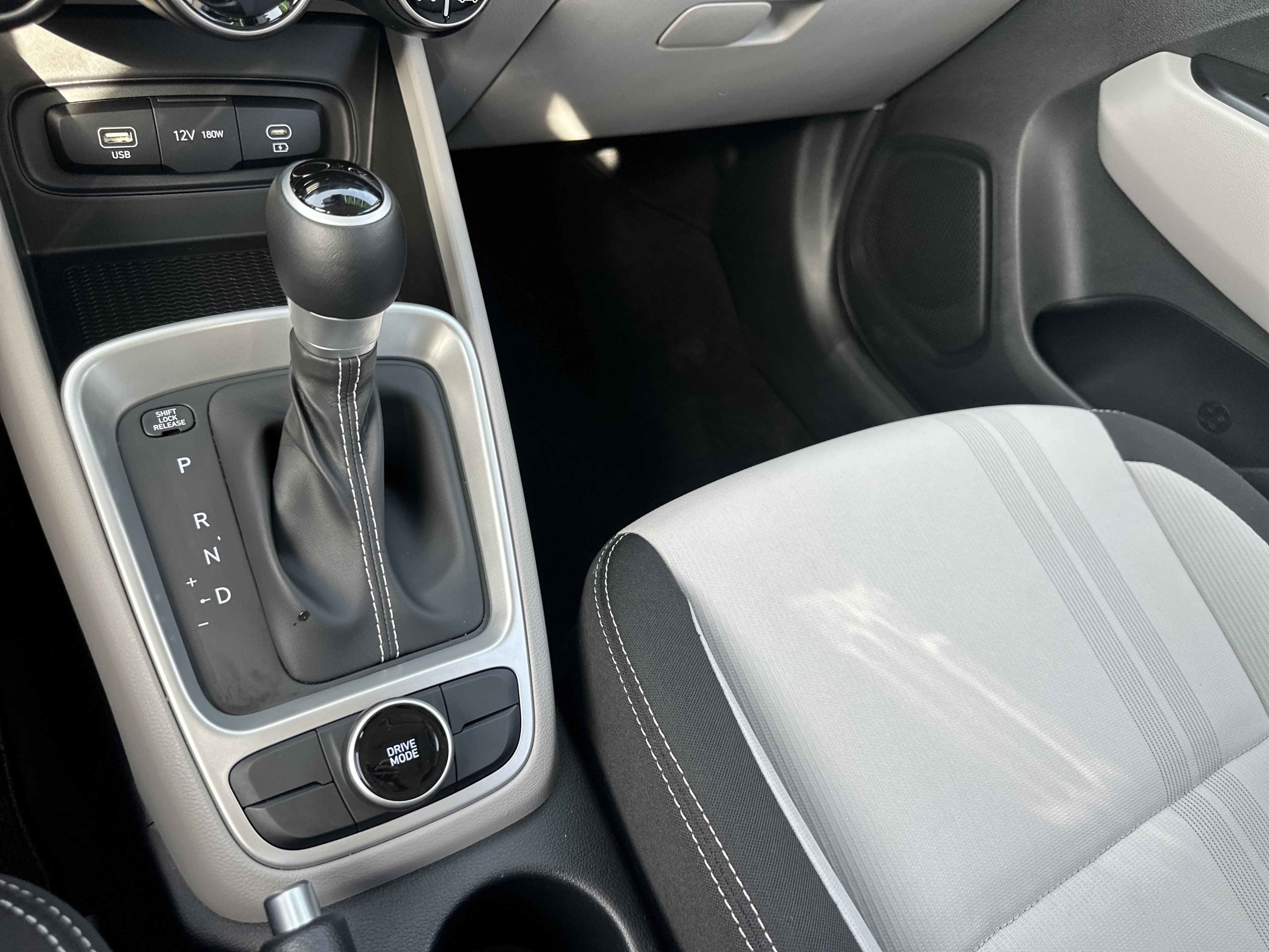 Used 2024 Hyundai Venue SEL image 20