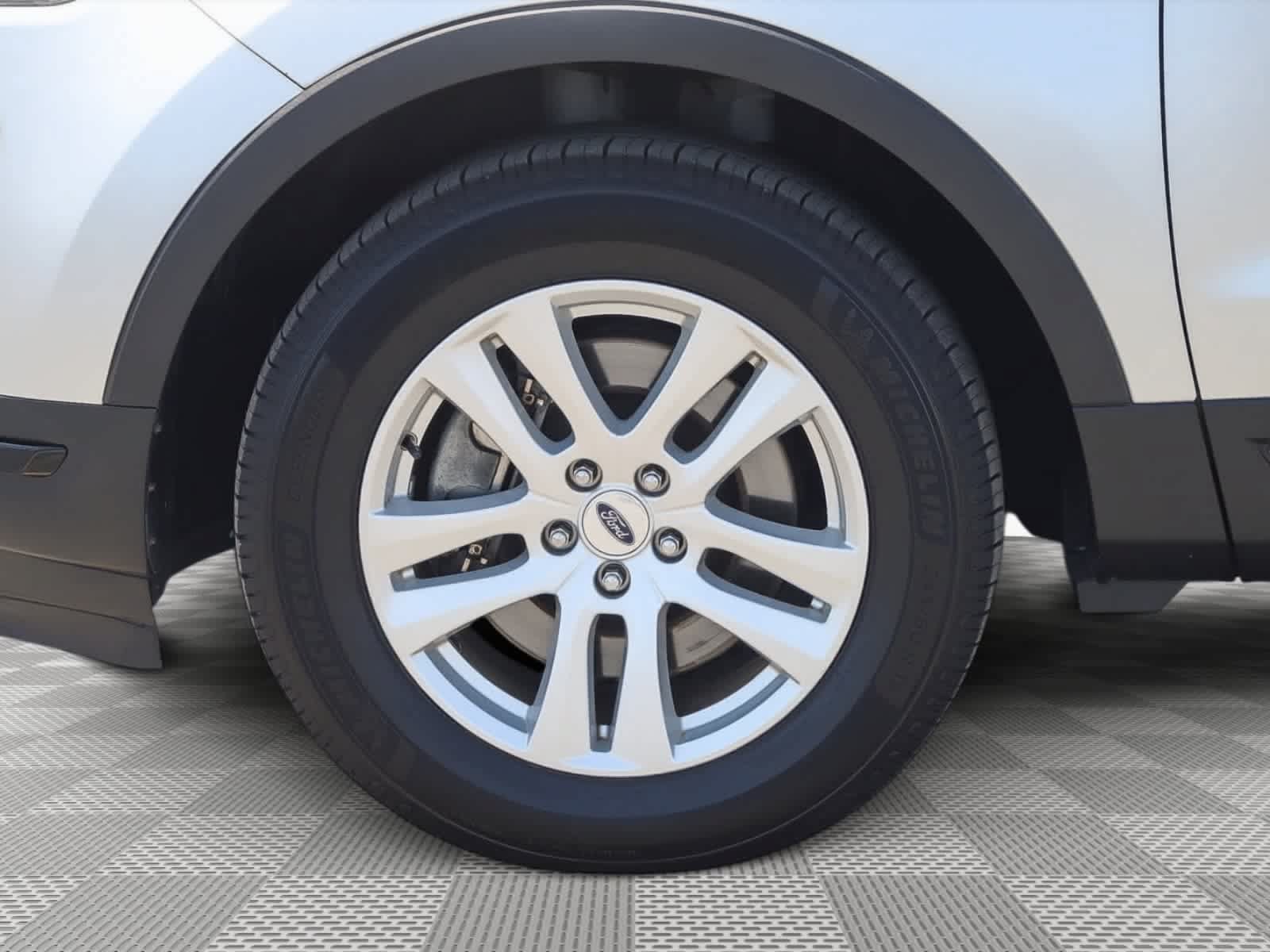 Used 2018 Ford Explorer XLT w/ Equipment Group 201A AWD/4WD image 11