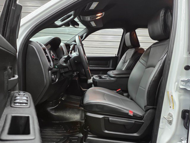 Used 2024 RAM 3500 Tradesman w/ Chrome Appearance Group AWD/4WD image 17