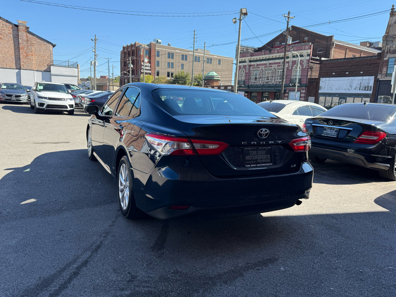 Used 2018 Toyota Camry LE image 4