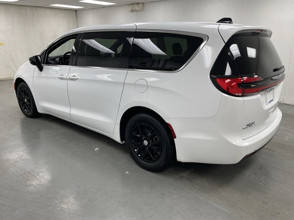 Used 2025 Chrysler Pacifica Select image 3