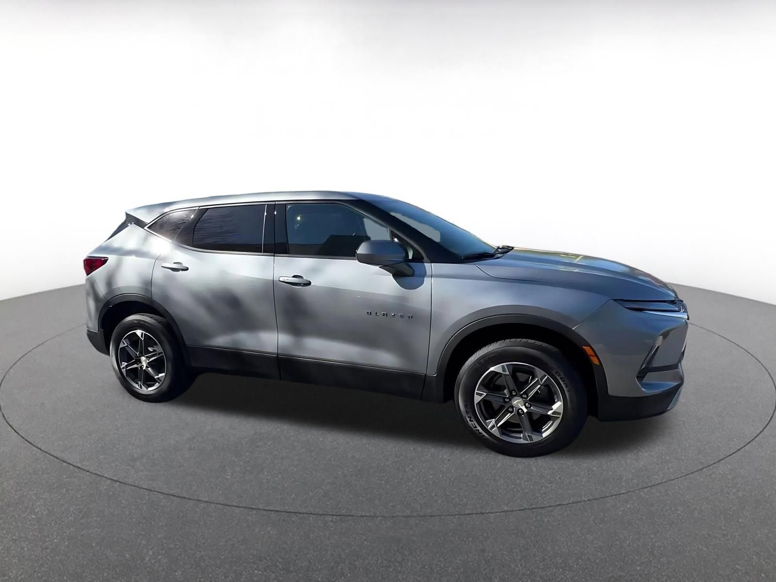 Used 2025 Chevrolet Blazer LT image 2