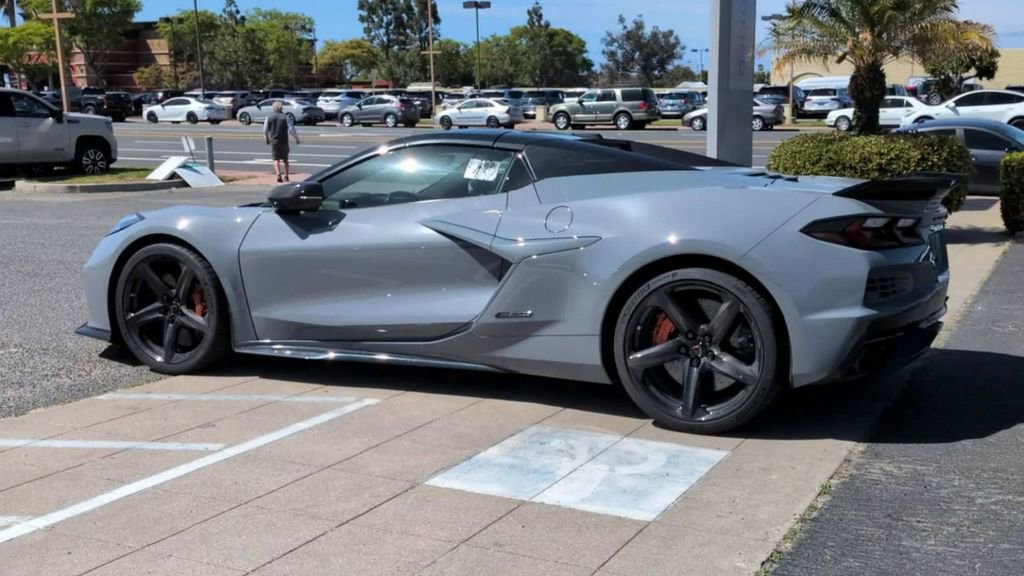 Used 2025 Chevrolet Corvette E-Ray w/ Stealth Interior Trim Package AWD/4WD image 7