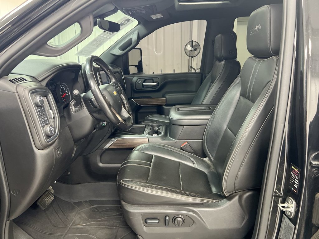 Used 2022 Chevrolet Silverado 3500 High Country w/ LPO, Hitch Package AWD/4WD image 15