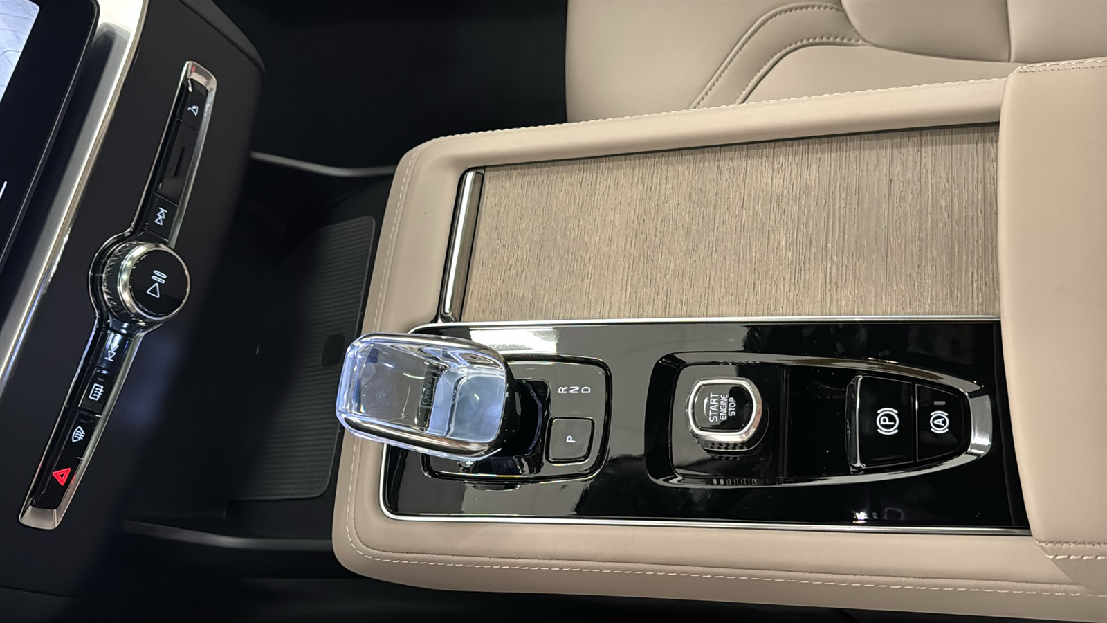 New 2027 Volvo XC90 B6 Plus AWD/4WD image 19