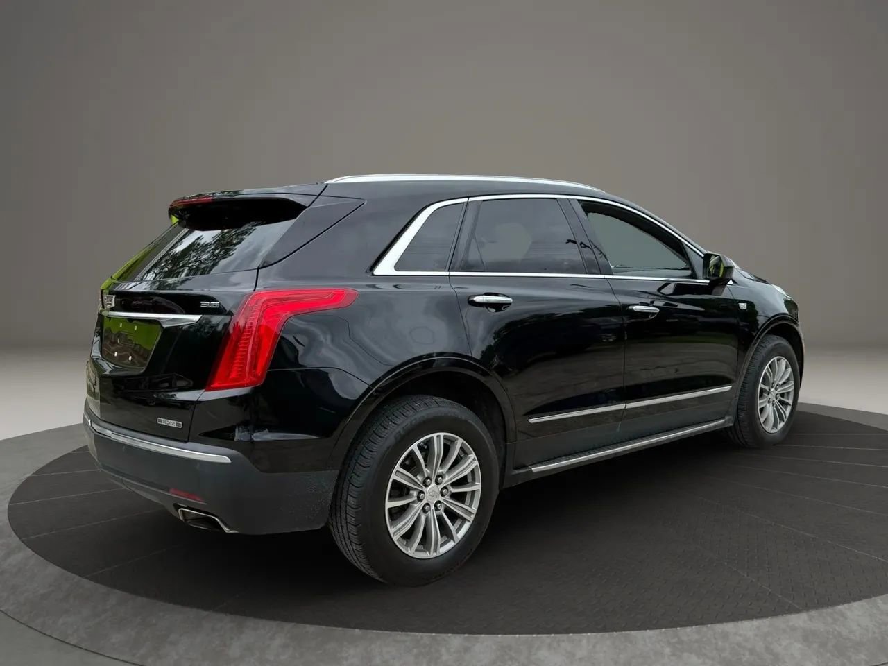 Used 2017 Cadillac XT5 Luxury w/ Driver Awareness Package FWD image 7