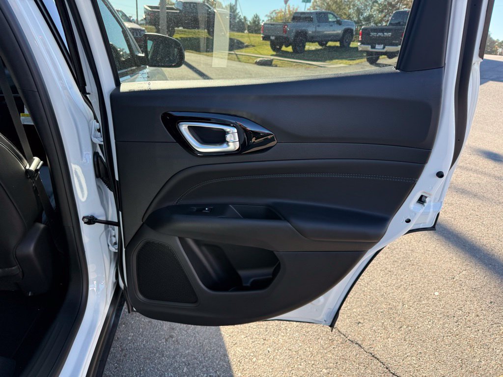 Used 2026 Jeep Compass Latitude AWD/4WD image 33